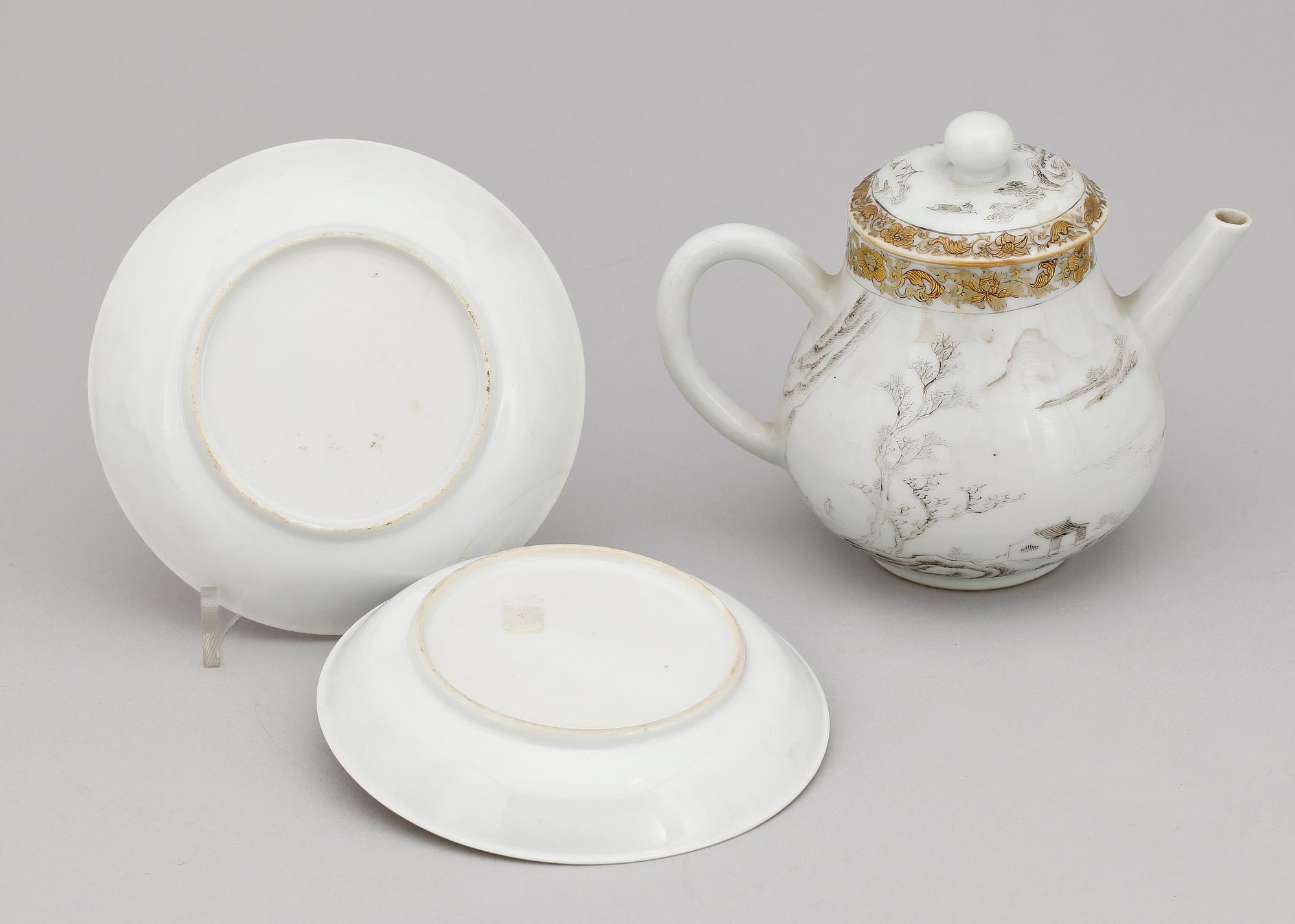 TEKANNA med LOCK, samt två FAT, kompaniporslin. Qing dynastin, Qianlong (1736-95).