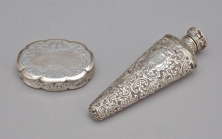 SNUSDOSA SAMT FLAKONG, silver, Birmingham resp London, 1800-tal. Totalvik ca 170 gram.