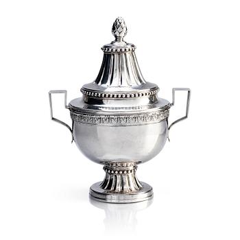 A Swedish 18th century Gustavian silver suger bowl with lid, marks of Wilhelm Smedberg, Karlstad 1786.