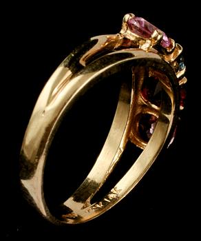 RING, 14k guld med olikfärgade briljantslipade ädelstenar, utländska stämplar. Vikt 5 g.
