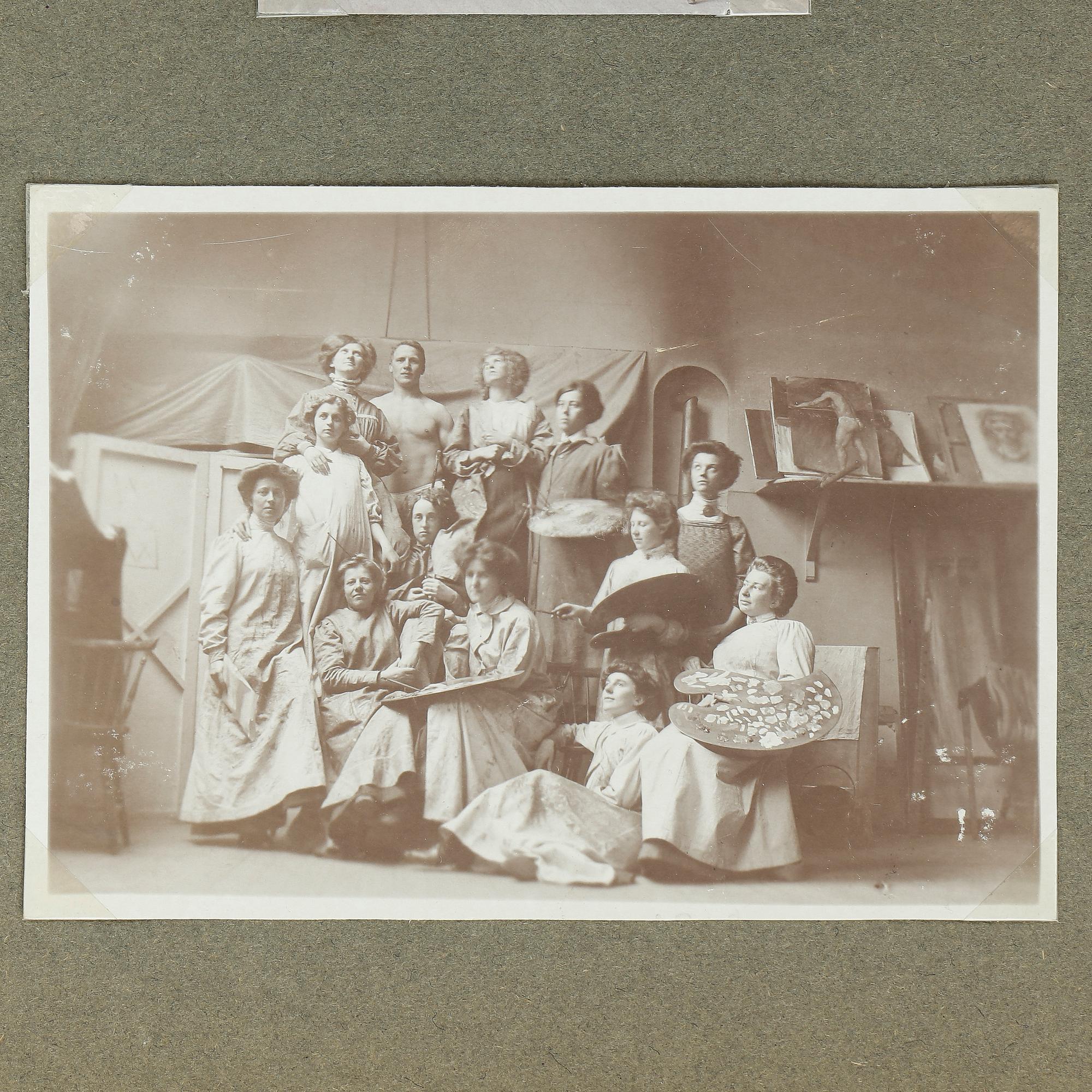 FOTOGRAFIALBUM, från Caleb Althins konstskola i Stockholm, 1910-20-tal. 34 inklistrade fotografier i varierande storlek.