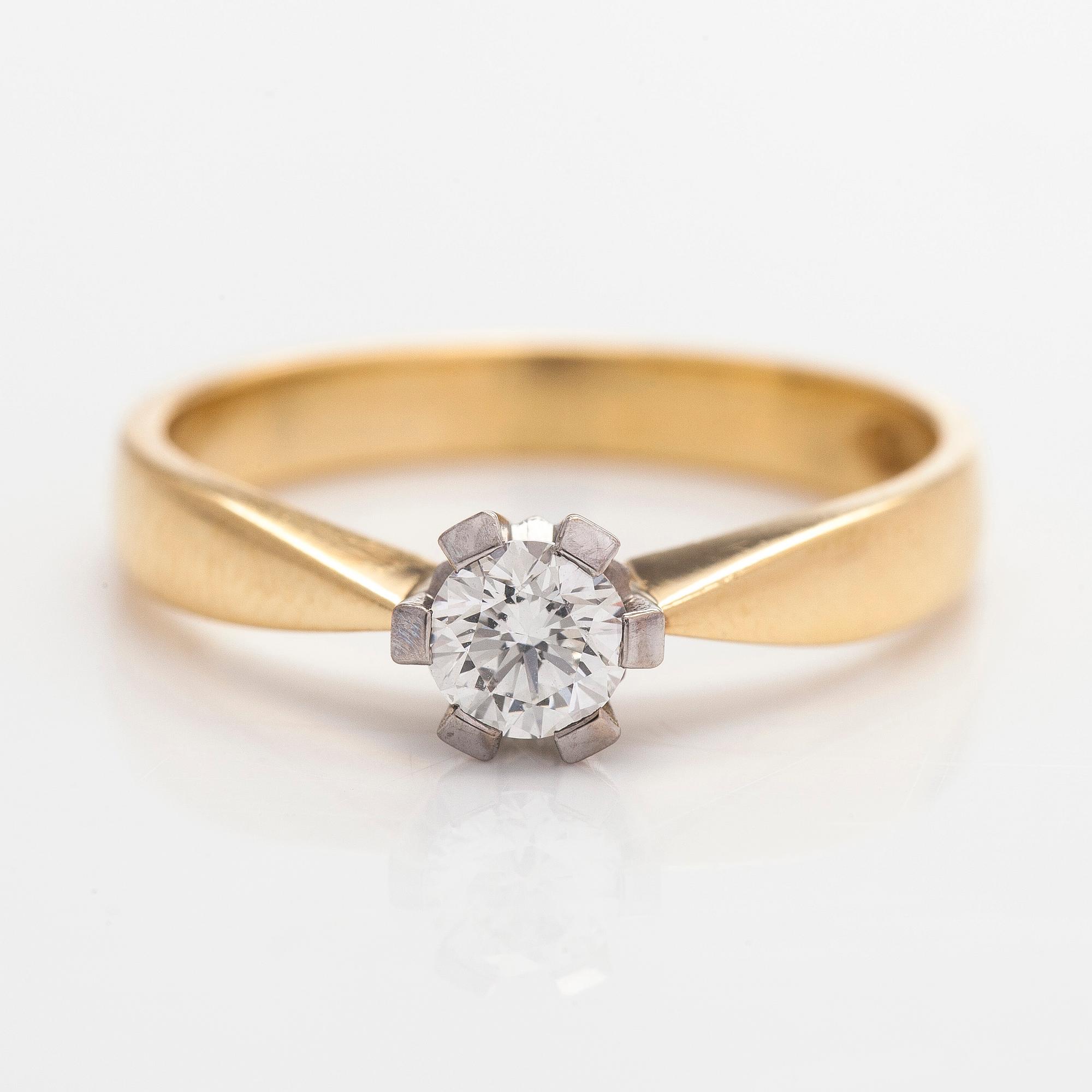 Ring, solitär, 18K guld med en briljantslipad diamant.