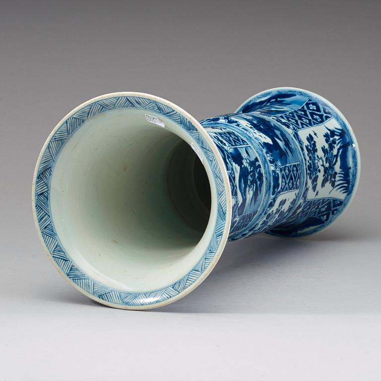 A large blue and white vase, Qing dynasty, Kangxi (1662-1722).