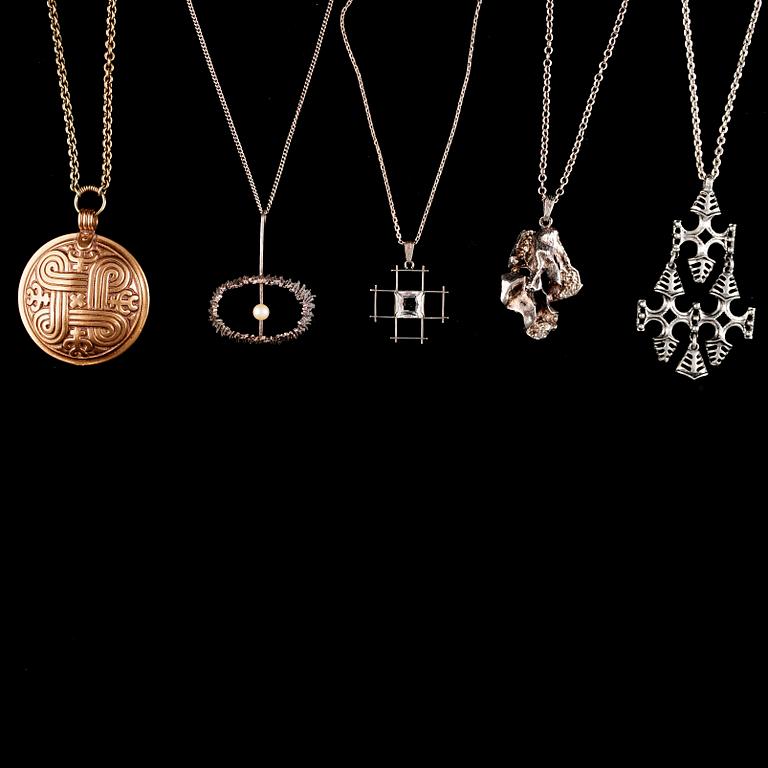 COLLIER, 5 st, silver, mässing och tenn, modern formgivning.