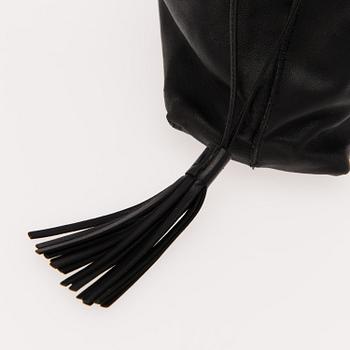 BLACK LEATHER DRAWSTRING TASSEL TOTE BAG.