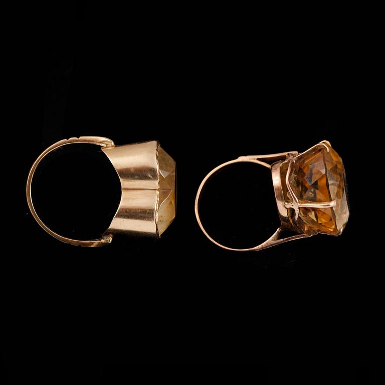 RINGAR, 2 st, guld 14 k, facettslipade citriner. Tot vikt ca 16 g.