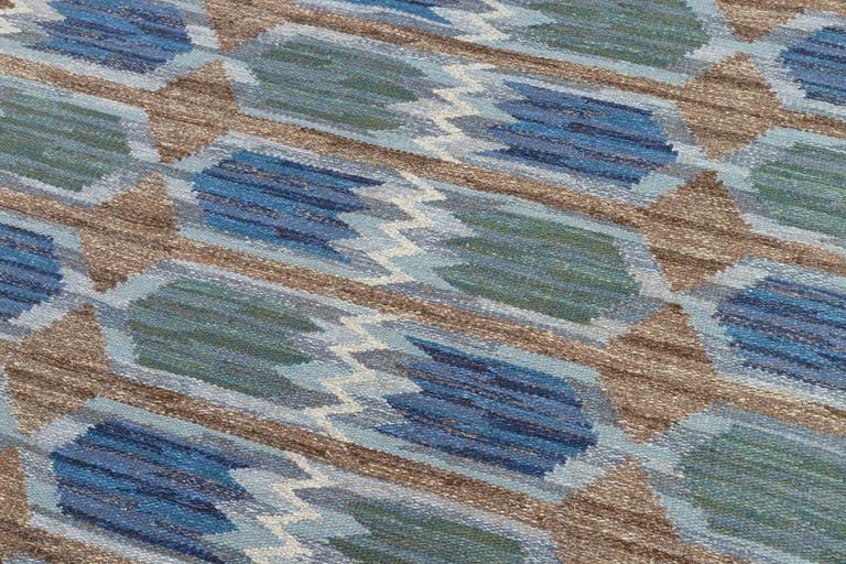 A flat weave carpet from Klockaregårdens Hemslöjd, Sweden, siged KH & NH, ca. 242 x 169 cm.