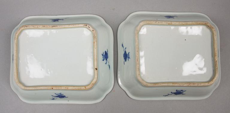 KAROTTER MED LOCK, ett par, porslin, Kina 1800-tal.