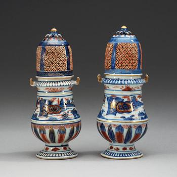 A pair of imari sugar casters, Qing dynasty, Kangxi (1662-1722).