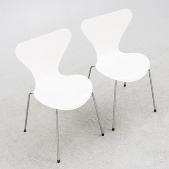 Arne Jacobsen, a pair of model 'Seven' chairs, Fritz Hansen, Denmark 2007.