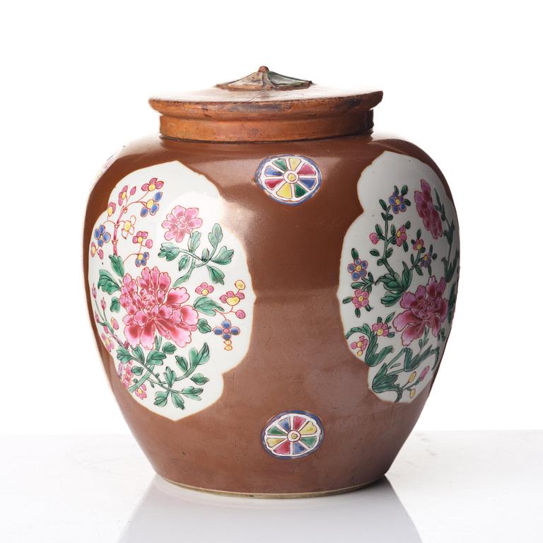 A famille rose and cappuciner brown jar, Qingdynasty, Qianlong (1736-95).