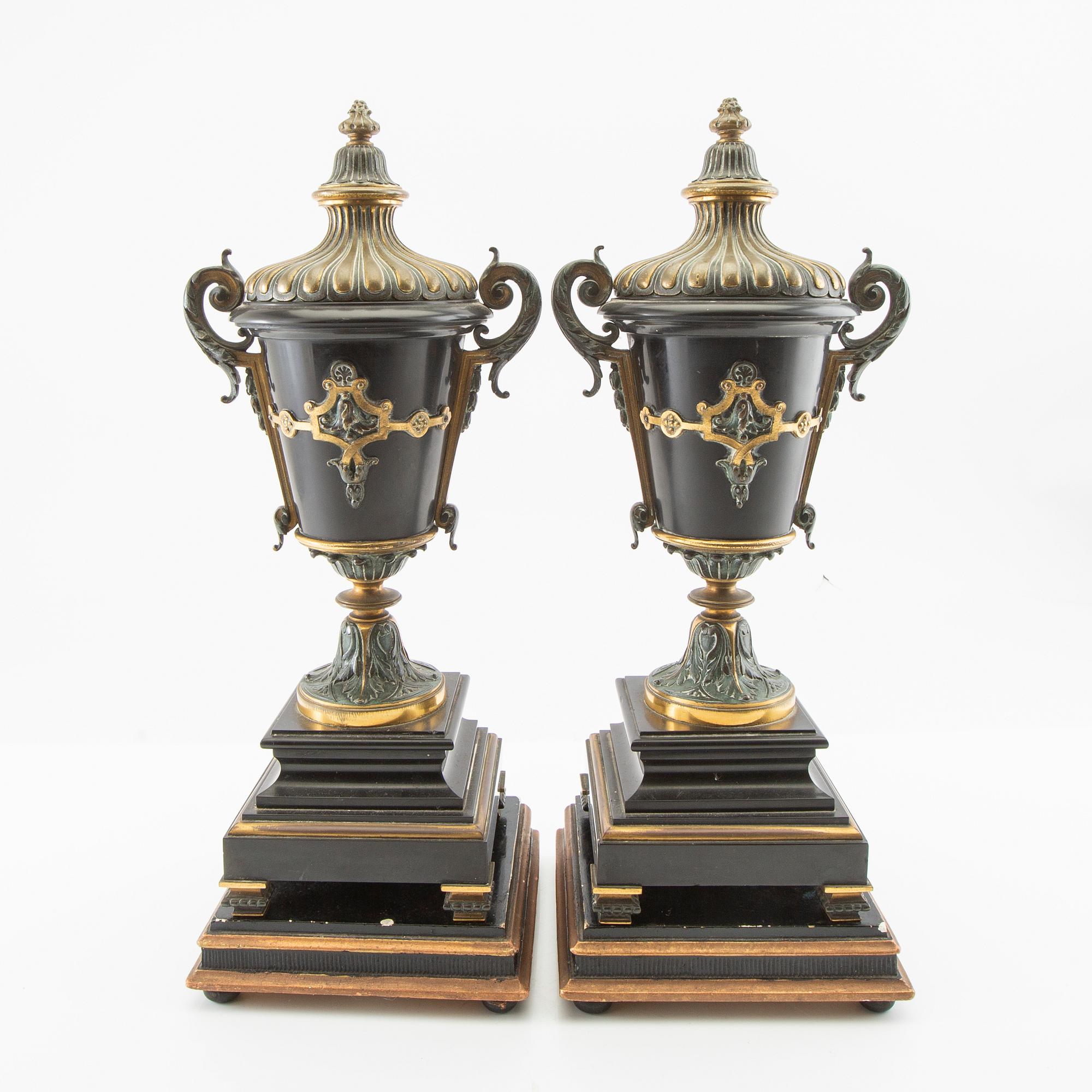 Decorative urns, a pair from the first half of the 20th century.