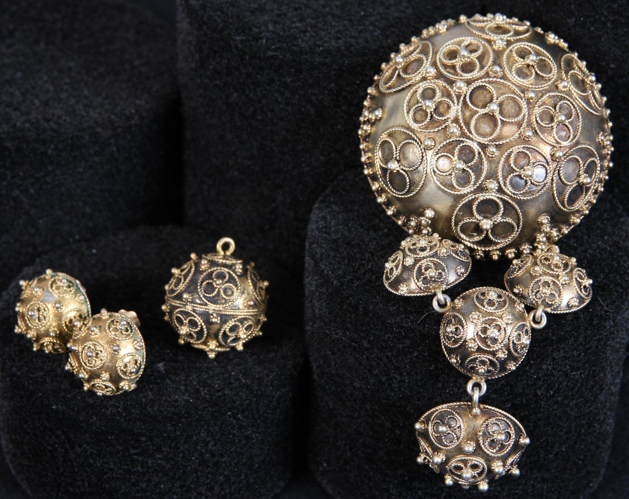 BROSCH, ÖRHÄNGEN, ett par samt HÄNGSMYCKE, silver. L. Bökman, Stockholm, 1880-81. 35 gram.