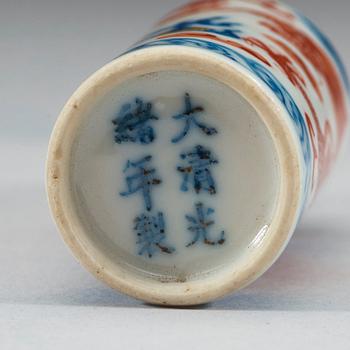 A porcelain snuff bottle, Qing dynasty, with Guangxu six-character mark and of the period (1875-1908).