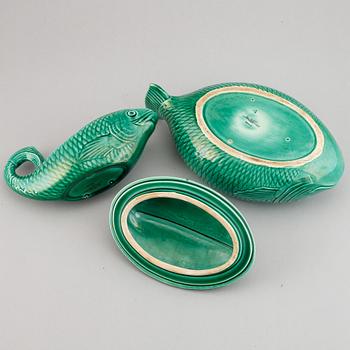 Two pieces faiance fish service by Sarreguemines, France.
