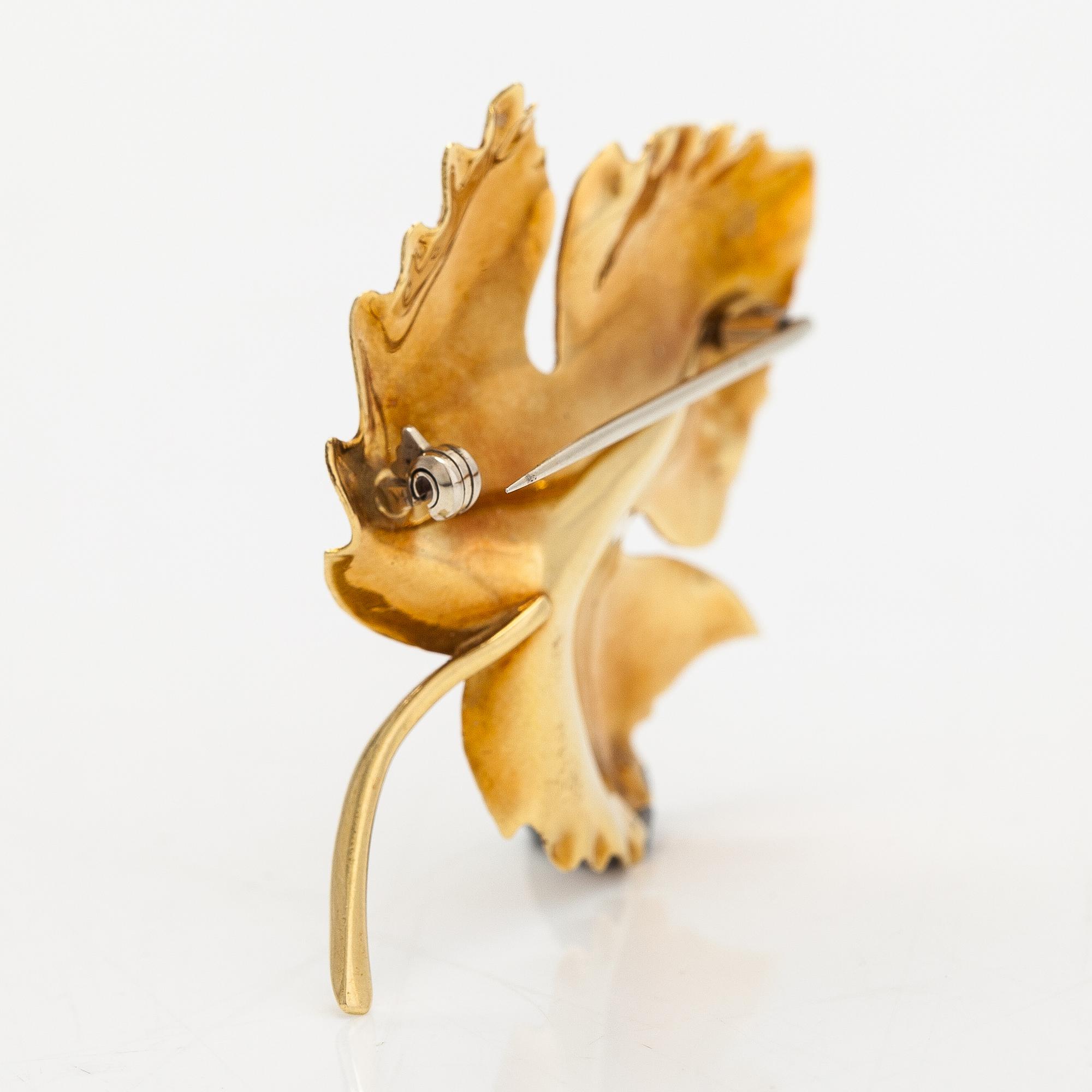 An 18K gold leaf brooch with diamonds ca. 0.03 ct in total.