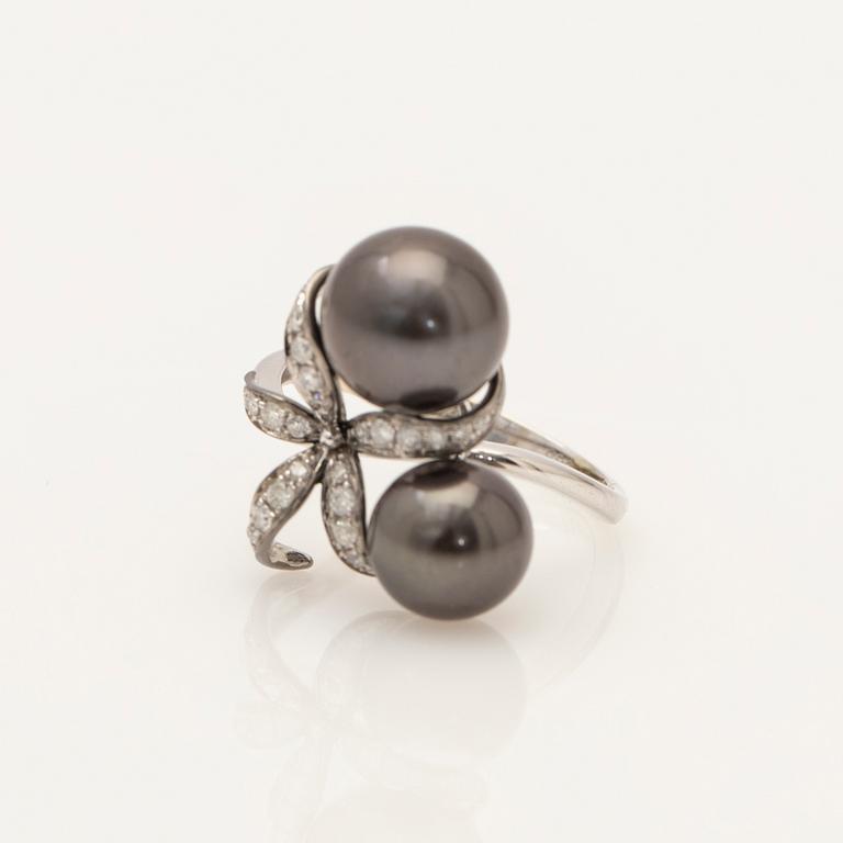 Ring, 18k vitguld med Tahitipärlor och diamanter.