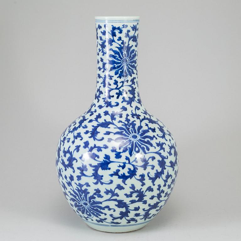 A blue and white lotus vase, presumably late Qing dynasty, circa 1900.
