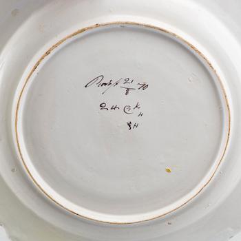 A PAIR OF 18TH CENYURY SWEDISH RÖRSTRAND PLATES.