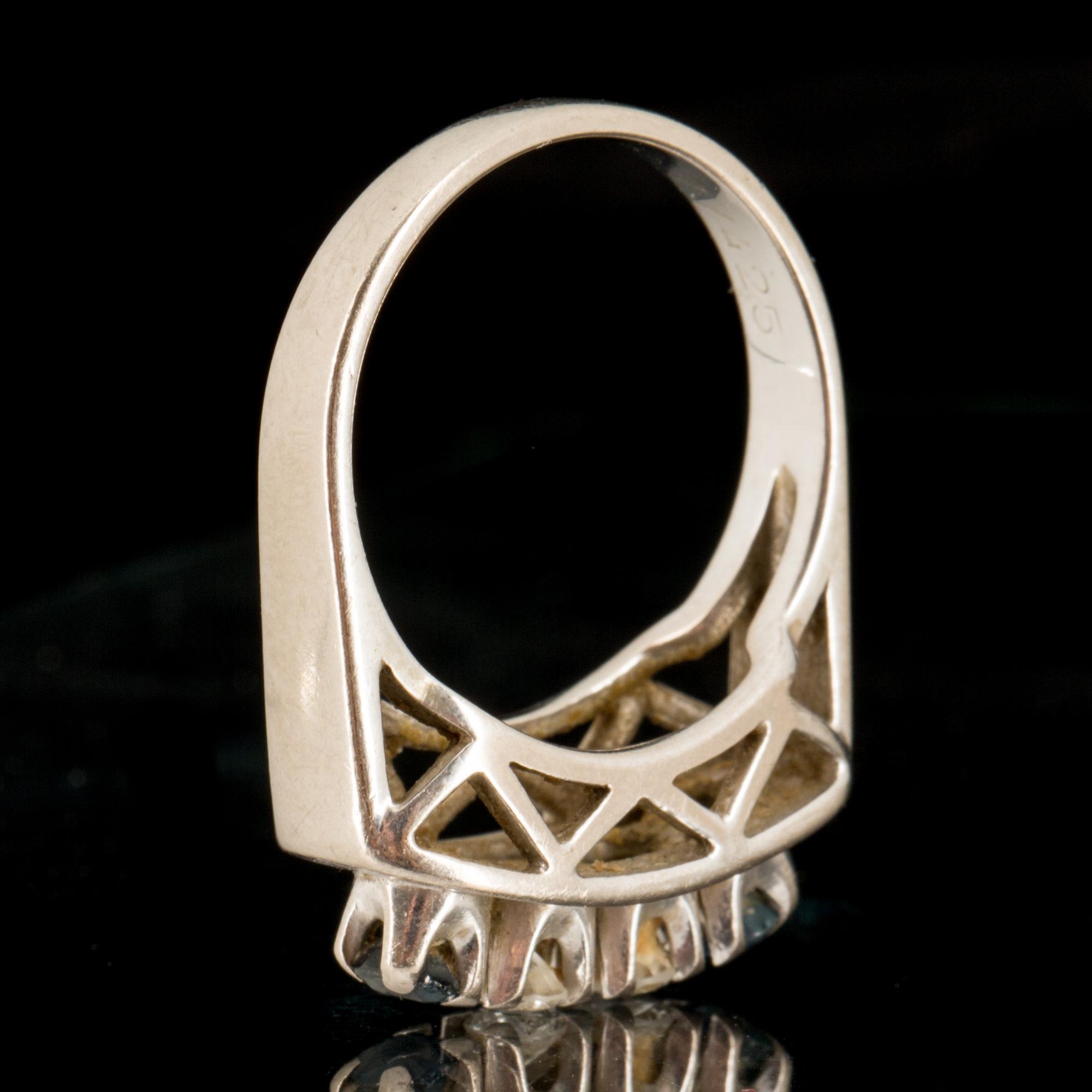 RING, 14 k vitguld med safirer samt briljantslipade diamanter. Vikt ca 4 gram.