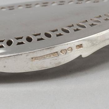 A 19n th century silver fish shovel. 142 grams.