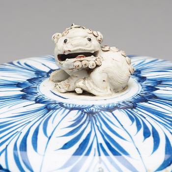 A blue and white turren with cover, Qing dynasty, Kangxi (1662-1722).