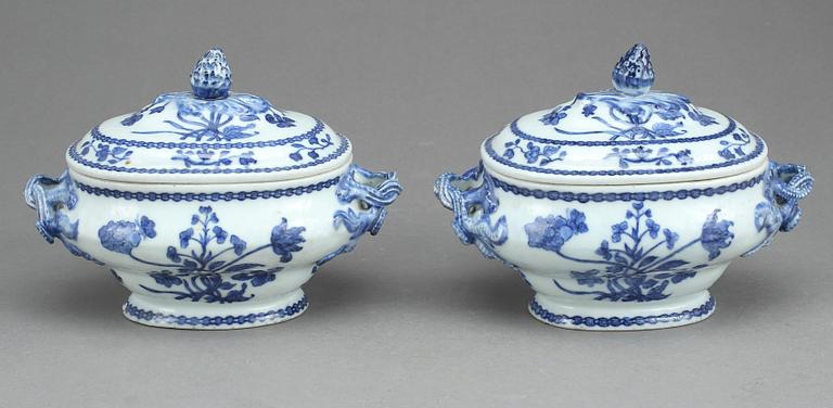 SMÖRTERRINER, ett par, porslin, Kina, Qingdynastin, (1736-1795).