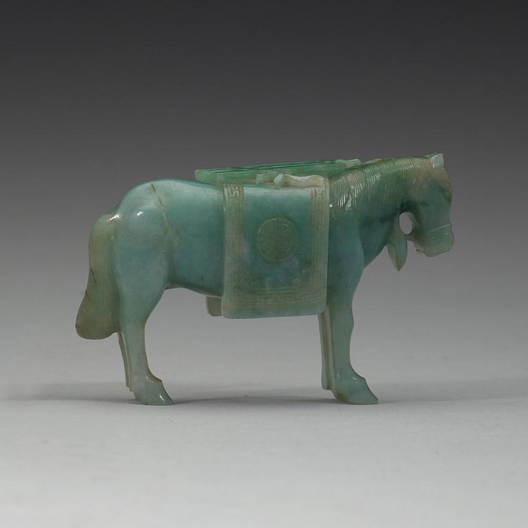 A carved figure of a horse, late Qing dynasty (1644-1912).