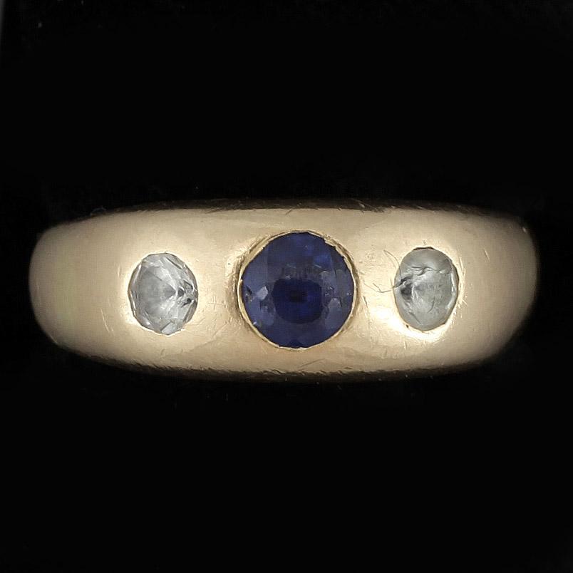 RING, 18k guld med två diamanter diamanter och safir. Vikt ca 7,5 gram.