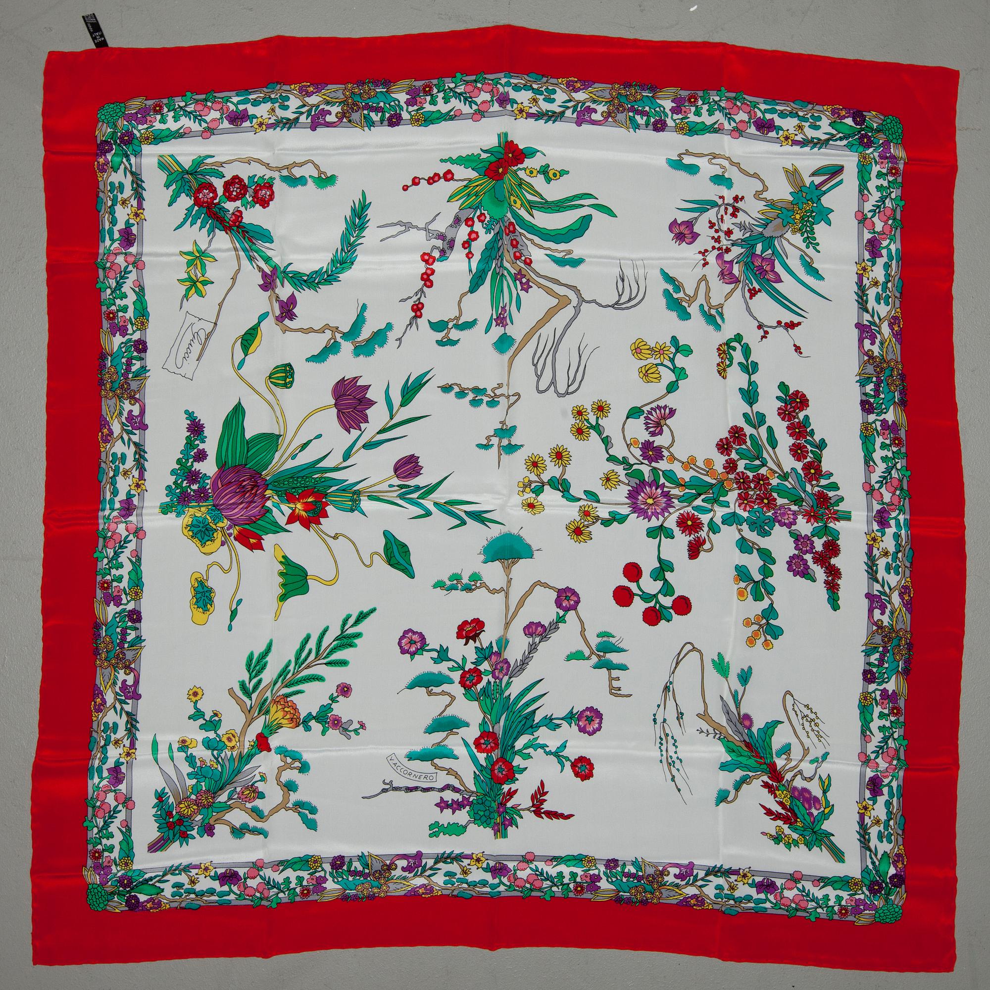 SCARF, Gucci.