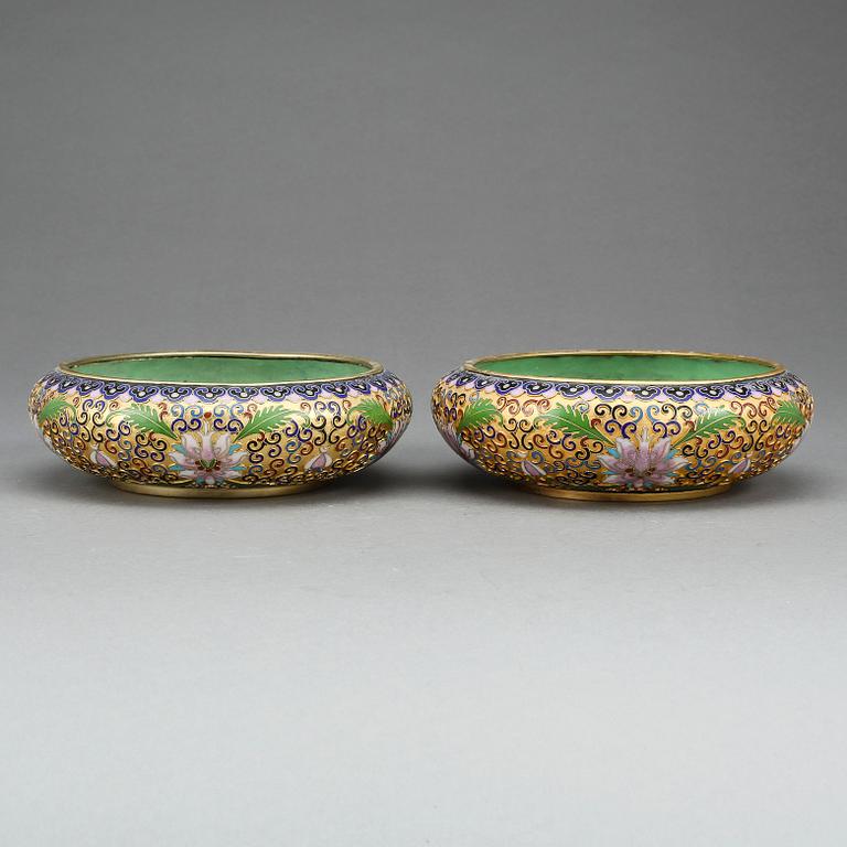 SKÅLAR, ett par, cloisonne, Kina, 1900-talets andra hälft.