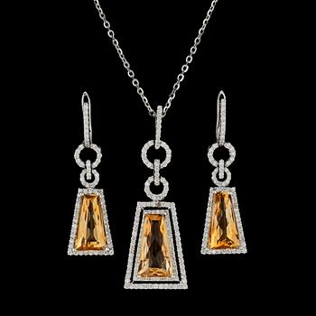 1242. A citrine and brilliant cut diamond pendant and earrings, tot. 1.37 cts.