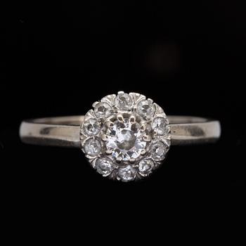 RINGAR, 2st, 18 k vitguld med diamanter. Totalvikt ca 5 g.