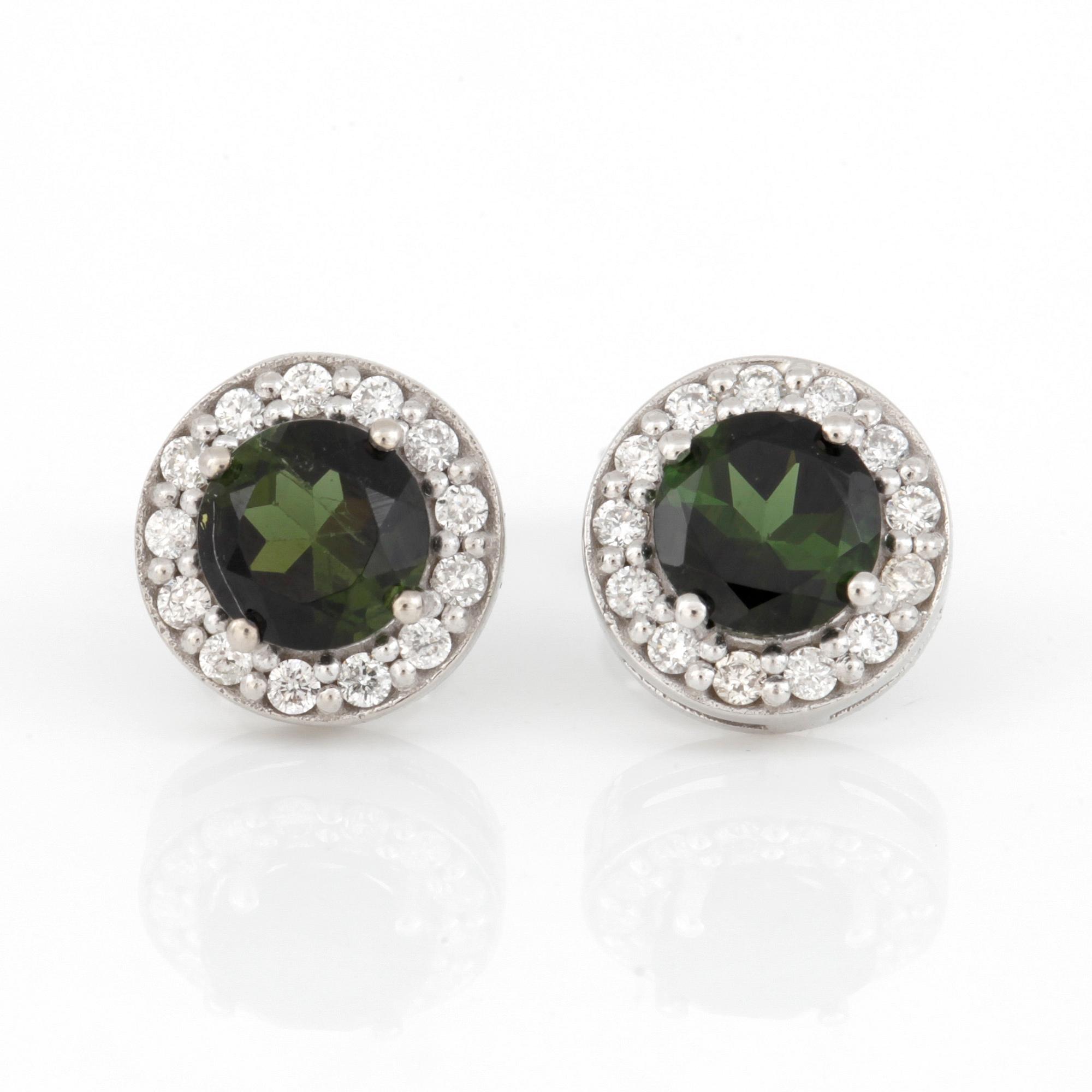 ÖRHÄNGEN, ett par, med gröna turmaliner totalt 1.04 ct och diamanter totalt 0.18 ct.