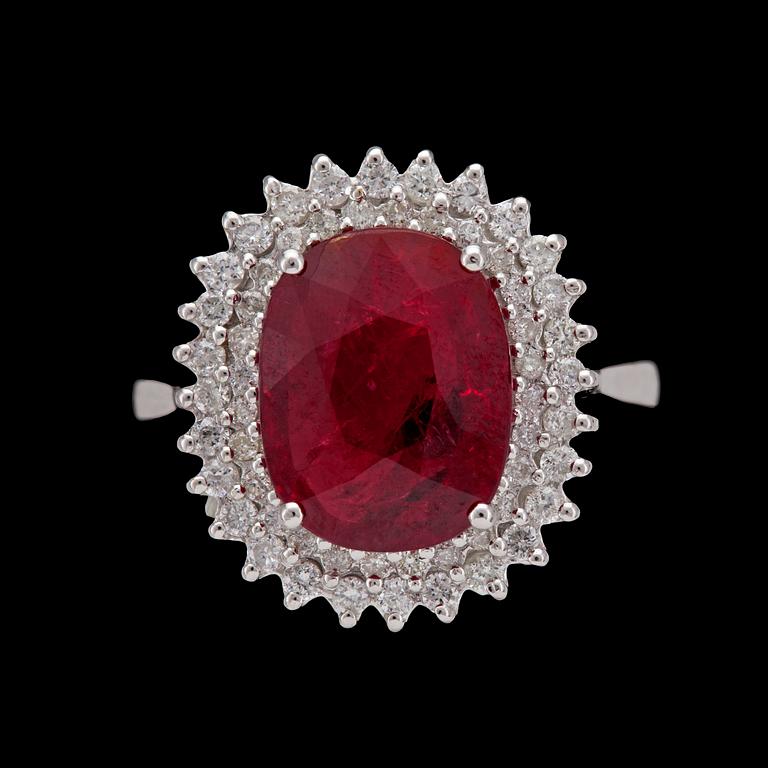 RING, oval fasettslipad rubin, 4.56 ct, och briljantslipade diamanter, tot. 0.48 ct.