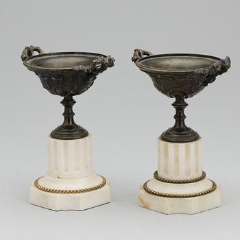 CASSOLETTER, ett par, Louis XVI-stil, 1800-talets slut.