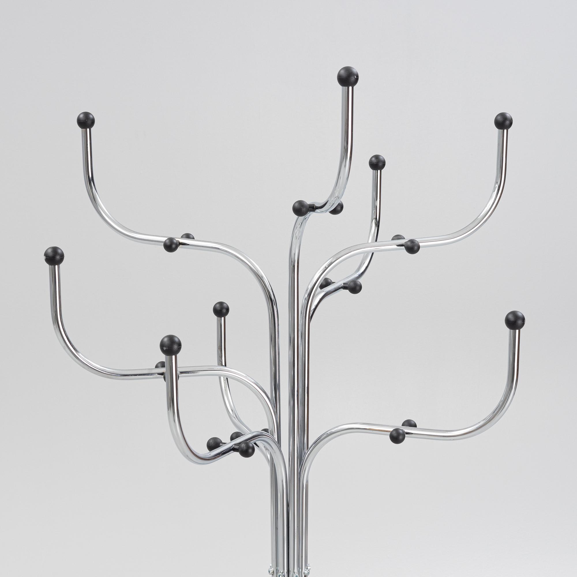 Sidse Werner, tamburmajor, "Coat Tree", Fritz Hansen, Danmark.