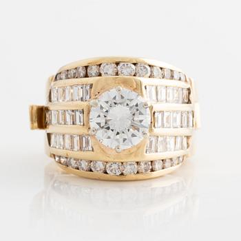 580. An 18K gold ring set with a round brilliant-cut diamond ca 2.00 cts ca F/G vvs.