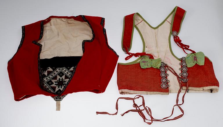 PARTI FOLKDRÄKTSDELAR, 1800-1900-tal.