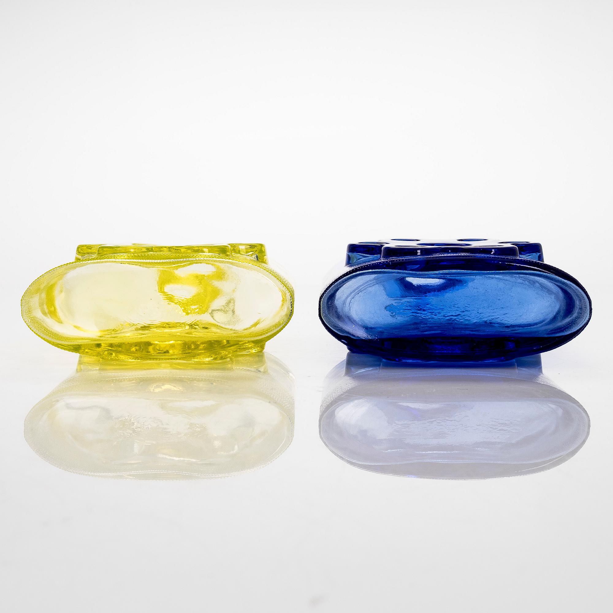 Erkkitapio Siiroinen, a set of two carafes for Riihimäki Glassworks, Finland.