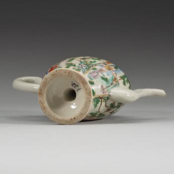 A Chinese cadogan tea pot, Qing dynasty, 19th Century.