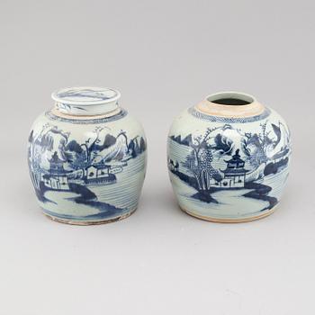 Two porcelain jars from China, 19th century.