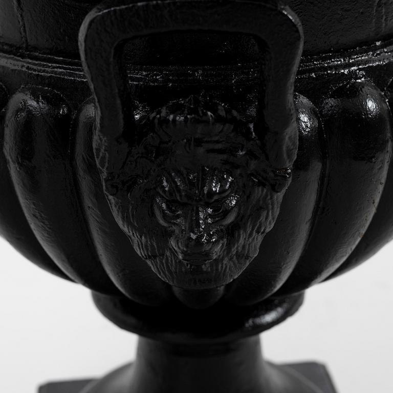 Garden urns, a pair, 20th century.