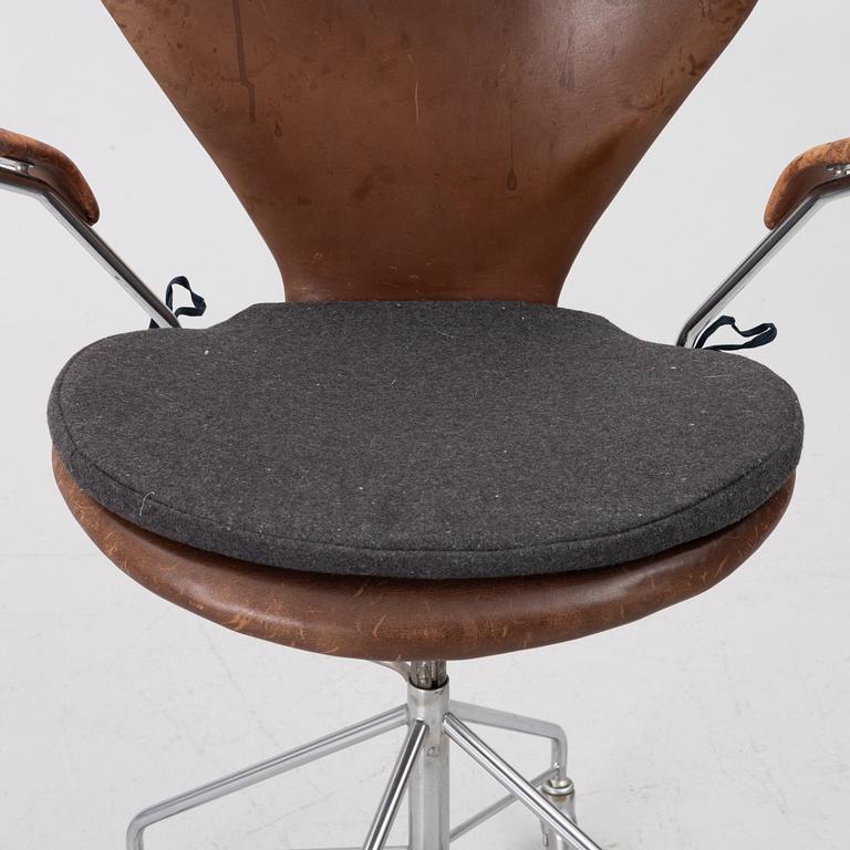 Arne Jacobsen, skrivbordsstol, "Sjuan", Fritz Hansen, Danmark, 1969-tal.