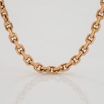 An 18K gold necklace.