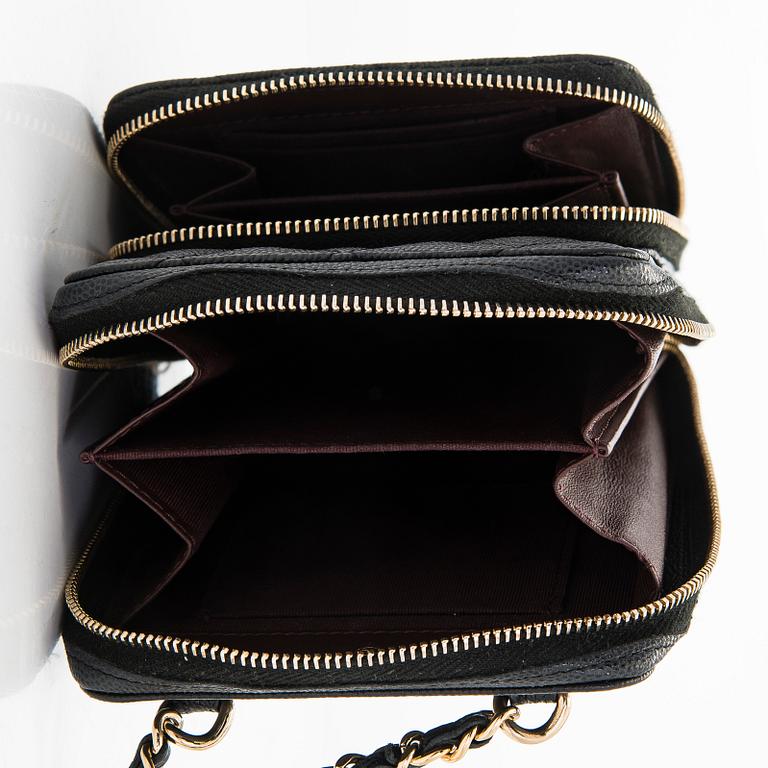 Chanel, "O-porte tel a chaine" väska, 2020.