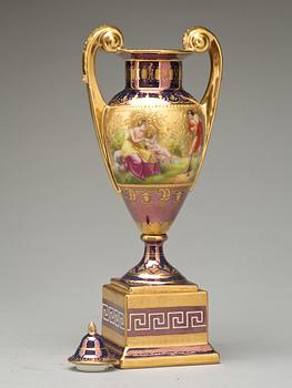 LOCKURNA, porslin, Wien, 1900-talets början.