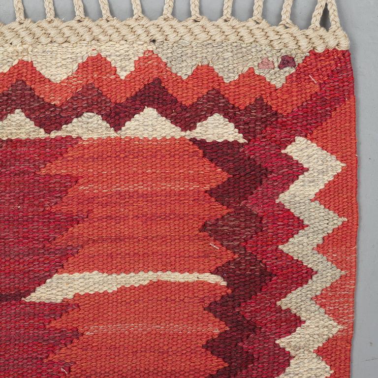 Barbro Nilsson, matto, "Strålblomman, röd", flat weave, ca 313,5-316 x 201,5-204,5 cm, signed AB MMF BN.