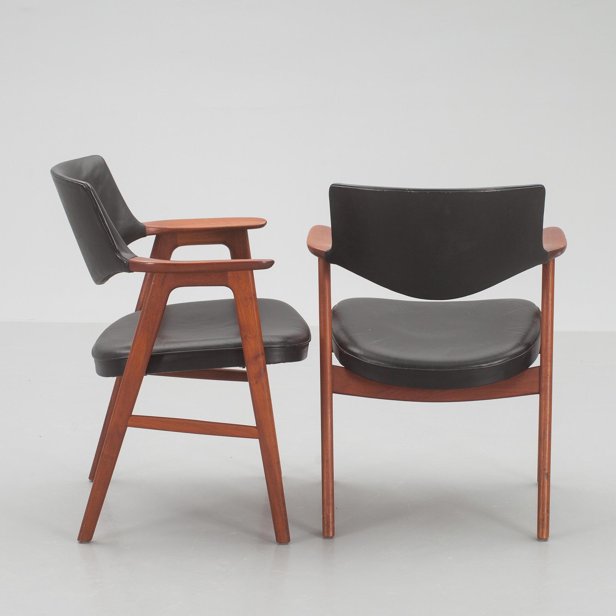 KARMSTOLAR, ett par, Erik Kirkegaard, Höng Stolefabrik, Danmark, märkta.