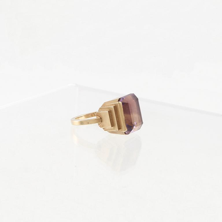 Wiwen Nilsson, ring in 18K gold with a step-cut amethyst, Lund 1970.